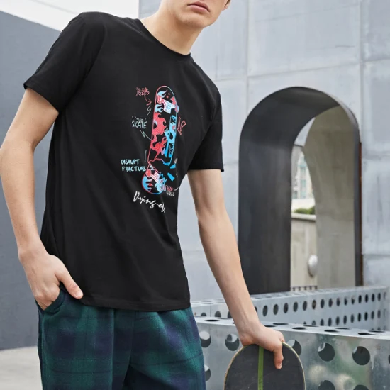 Camiseta masculina com estampa gráfica de letras e pranchas de skate