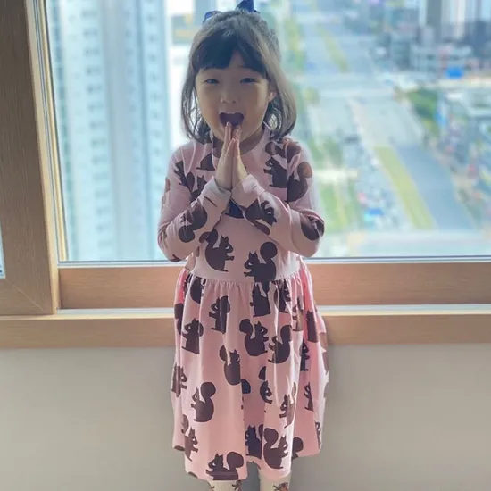 Suéter infantil de alta qualidade por atacado estilo quente lindo vestido estampado esquilo gola redonda