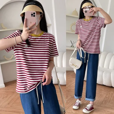 Camiseta de manga curta com gola listrada vermelha de cor contrastante Top de algodão penteado de alta qualidade com carinha sorridente bordada camiseta solta feminina primavera/verão